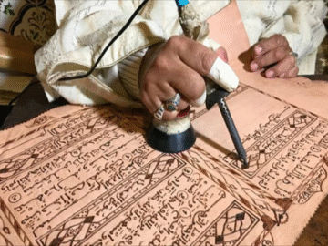 نقش کاتبان و حافظان در صیانت از متن قرآن چیست؟