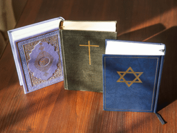 آیا انتقال قرآن با متون مقدس دیگر قابل مقایسه است؟